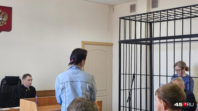 Елена Камшилова задает вопросы свидетельнице | Источник: Дарья Никитченко / 45.RU