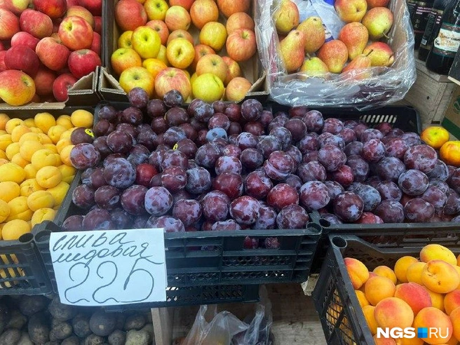 Во фруктовый отдел «Juice Fruit» сливы привозят из Таджикистана | Источник: Алёна Яхтина / NGS.RU
