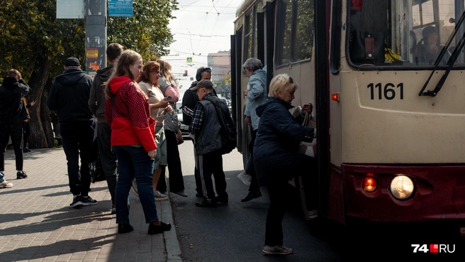 В утренний час пик в автобус залезть проблематично | Источник: Наталья Лапцевич / 74.RU