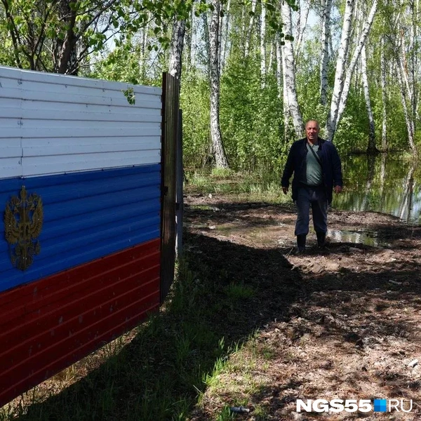 За этим забором начинается настоящее озеро с неизвестными глубинами | Источник: Евгений Софийчук / NGS55.RU