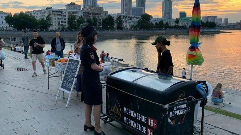 На владельца ларьков с винным мороженым, которые наводнили Плотинку, завели дело