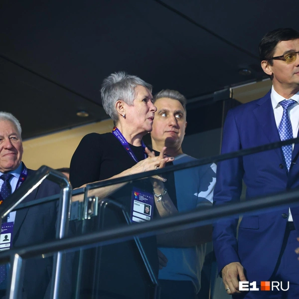 По центру — Елена Вайцеховская, чемпионка по прыжкам в воду. А справа сам Александр Попов | Источник: Владислав Лоншаков / E1.RU