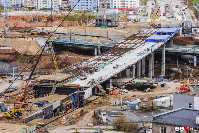 На фото, сделанном в мае 2024 года,&nbsp;— строительство моста между микрорайонами Садовым и Ива. Сейчас он уже открыт | Источник: Тимофей Калмаков / 59.RU