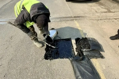 В Хабаровском крае начали заделывать ямы холодным асфальтом
