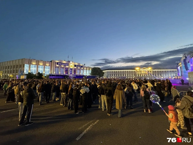 А вот так выглядела толпа с другой стороны | Источник: Александр Куренной / 76.RU