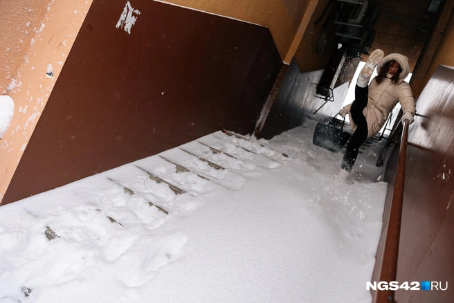 На уличных лестницах в такую погоду нужно быть особенно осторожными | Источник: Максим Серков / NGS42.RU