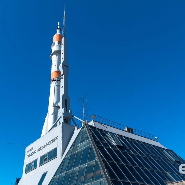 Фасад музея с настоящей ракетой | Источник: МВЦ «Самара Космическая»