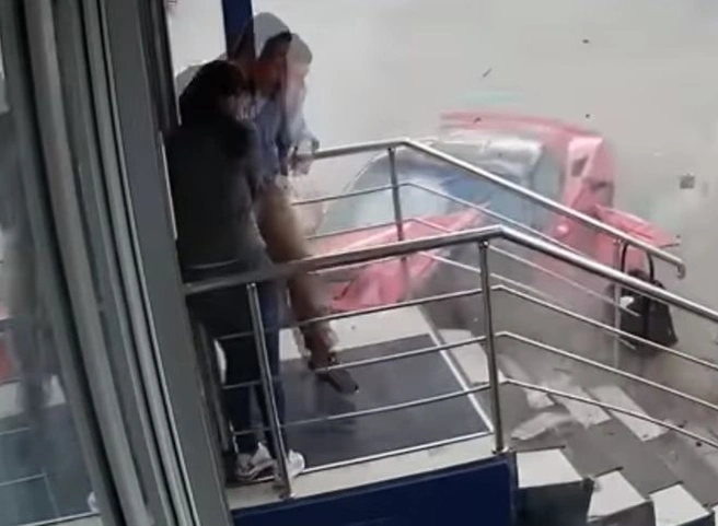В Туле спорткар протаранил ломбард (видео) | ya62.ru