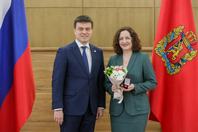 Татьяна получает награду за выслугу лет | Источник: Татьяна Турыгина / Vk.com