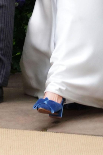 Конфуз невесты: что не так со свадебными туфлями Оливии Хенсон, которые обсуждает весь мир