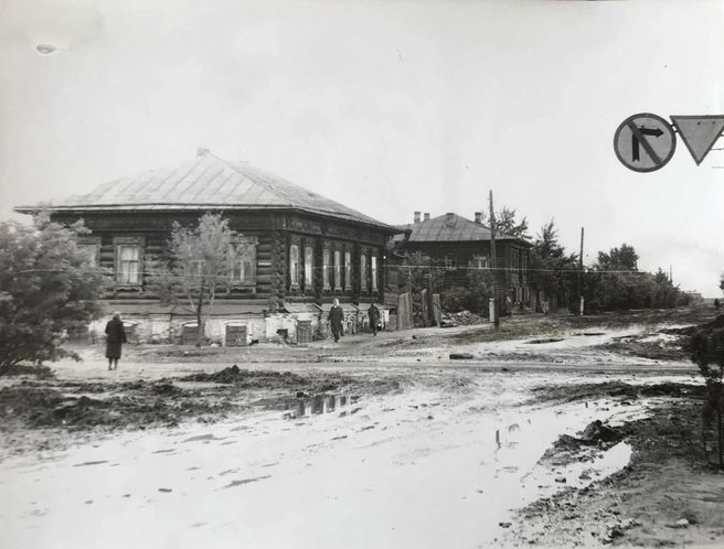 На переднем плане — дом на углу улиц Урицкого и Савельева в 1960 году | Источник: Комитет по делам архивов Курганской области / Vk.com
