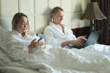 «Ты мне уже как сестра»: как вернуть секс в отношения, которые стали похожи на родственные