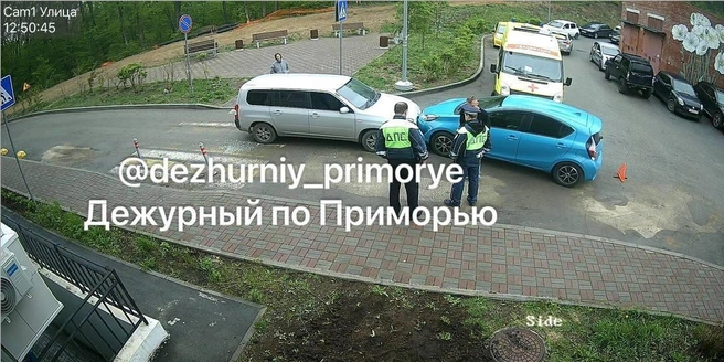 Мужчина перекрыл дорогу и выбил стекло в автомобиле оппонентки | Источник: Dezhurniy_primory / Telegram