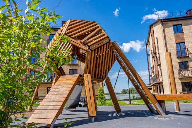 Дворы домов необычно оформлены и приспособлены для игр и развития детей разных возрастов | Источник: жилой район «Светлый»