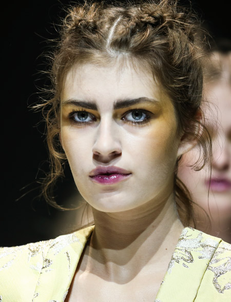 Небрежные, сделанные за пару минут косы по бокам помогут убрать волосы с лица, а выглядеть будут уместно в течение всего дня. (Pascal Millet)