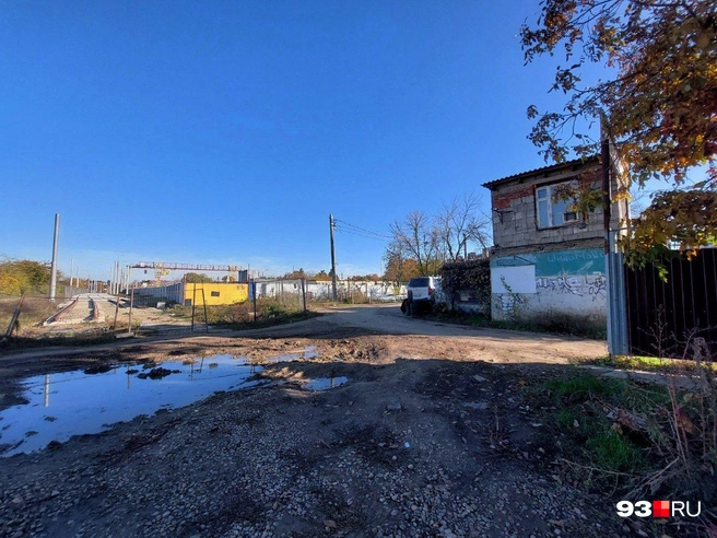Справа на фото как раз гаражный кооператив. Прямо пройти трамвайная ветка не может, потому что там ж/д пути | Источник: Екатерина Железнова / 93.RU