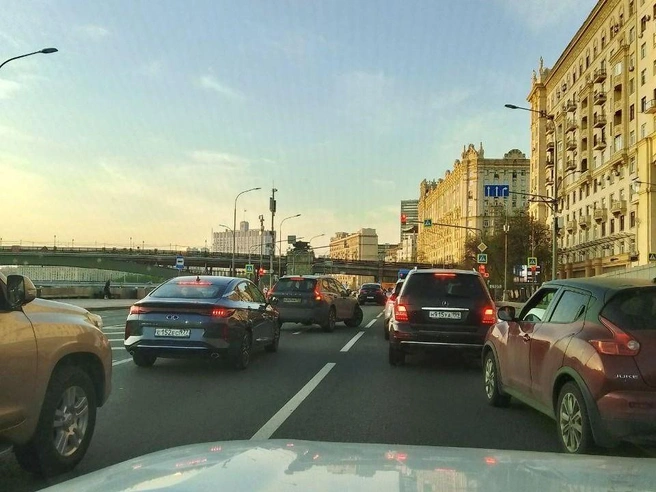 Вставшая наглухо Саввинская набережная в Мосвке | Источник: Читатель MSK1.RU