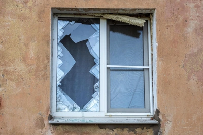 Неизвестный стрелок обстрелял окно на 9 этаже во Владивостоке