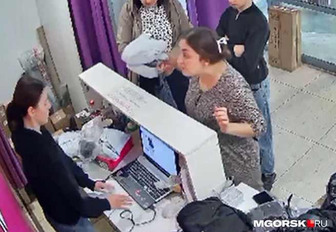 Посетительница набросилась на менеджера во время выдачи заказа | Источник: читатель MGORSK.RU