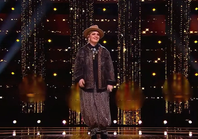 Екатерина Фоминых выбрала для сцены необычный образ | Источник: «Ну-ка, все вместе!»/«ВКонтакте»