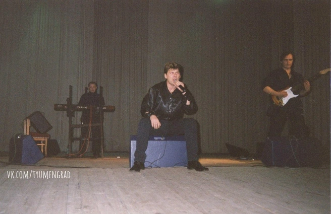 Декабрь 1998 год. На сцене тюменской филармонии выступает группа «Сектор газа» | Источник: Ильгиз Ахметгалиев / Тюмень до нашей эры / Vk.com