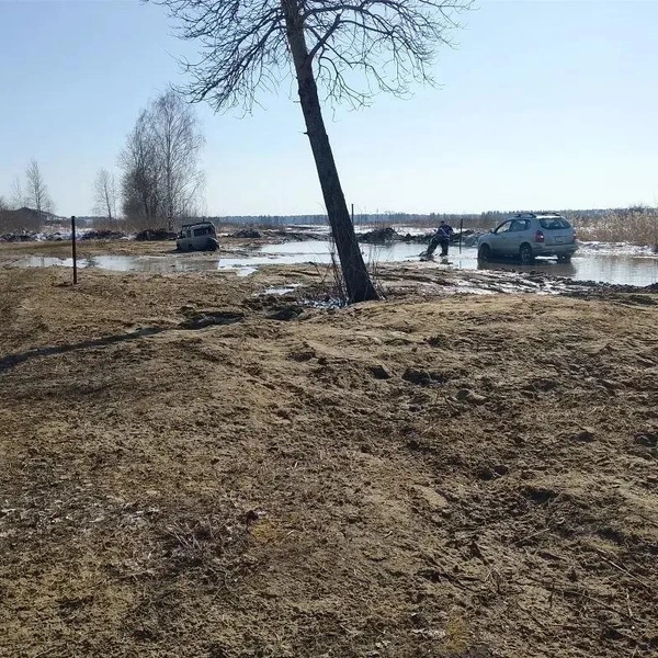 Новоселы приезжают на помощь и по очереди вытягивают машины друг друга | Источник: жители КП «Палитры»