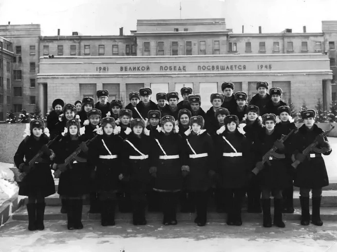 Один из неотъемлемых атрибутов подготовки к 9 Мая&nbsp;— почетный караул, в который вставали лучшие школьники города | Источник: автор неизвестен / pastvu.com