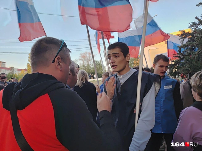 Ребята с флагами проявляли хорошее актерское мастерство | Источник: Сергей Гендин / 164.RU