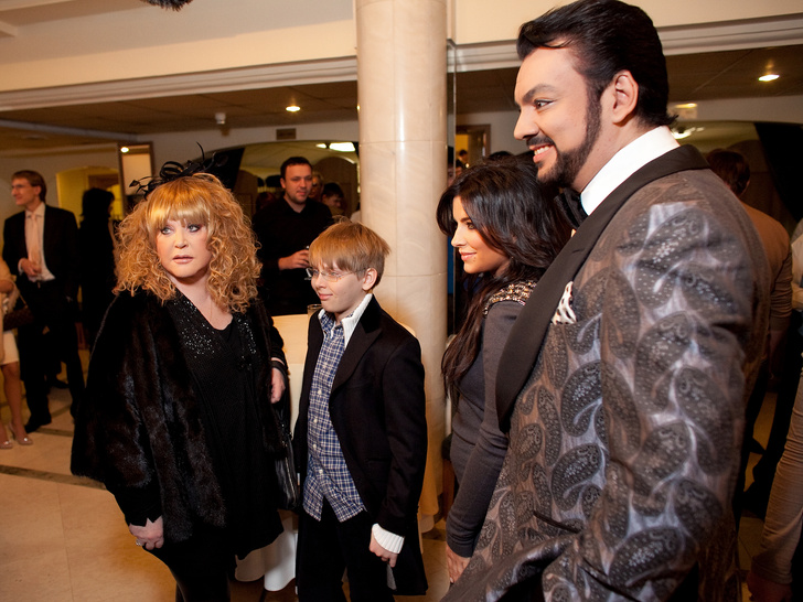 Алла Пугачева с бывшим мужем Филиппом Киркоровым, внуком Дени и Ани Лорак