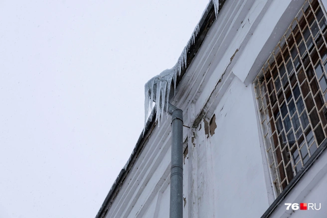 Чаще стоит обращать внимание на водостоки, ледяные наросты образуются там в первую очередь | Источник: Артем Бауман / 76.RU