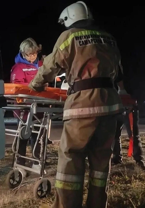 Перемещать пострадавшего в карете скорой помощи помогали пожарные-спасатели | Источник: ГКУ СО Центр по делам ГО, ПБ и ЧС
