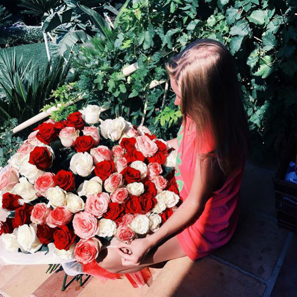 Александр подарил Милане огромный букет роз