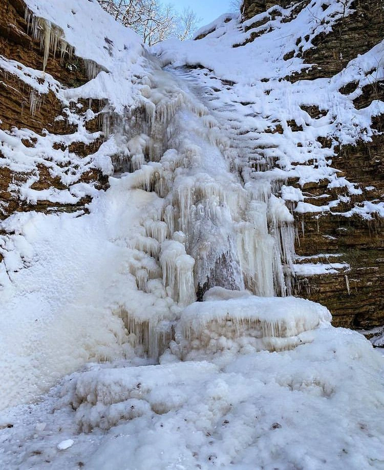 Так выглядели адыгейские водопады Руфабго в феврале: мороз наглухо заковал их в толстостенные ледово-хрустальные «стаканы» | Источник: insta_trip01 / Instagram.com