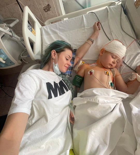 Дочь блогера Елены Сажиной выписали из больницы после трепанации черепа