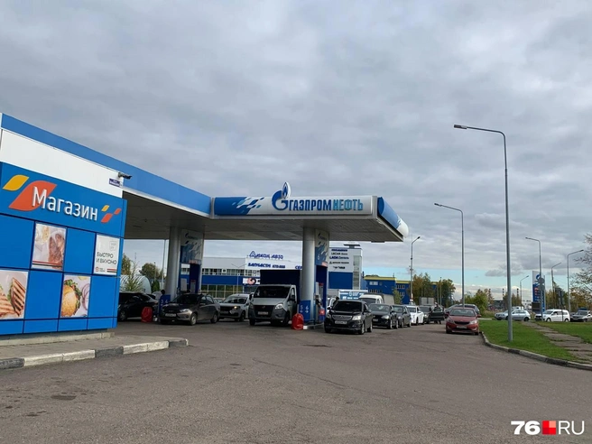 На «Газпромнефти» на Промышленном шоссе, 66 выстроилась очередь | Источник: Алёна Троицкая / 76.RU
