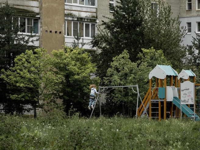 Новая детская площадка освежает облик хмурых многоэтажек | Источник: Александр Куренной / 76.RU