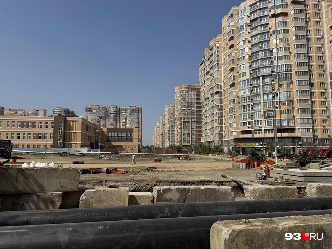 Зато рабочих 28 августа было очень много | Источник: Валерия Дульская / 93.RU