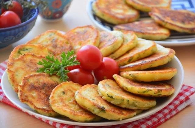 Вкусно, как в школе: рецепт пышных дрожжевых оладушек