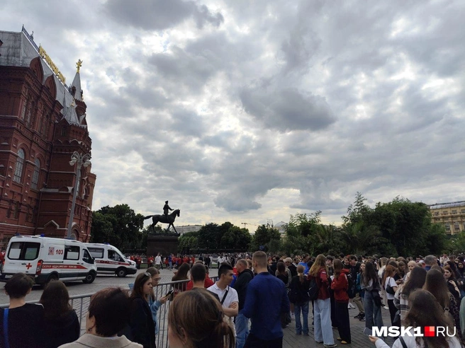 Москвичи и гости столицы собрались на Манежной площади | Источник: Игорь Мещанев / MSK1.RU