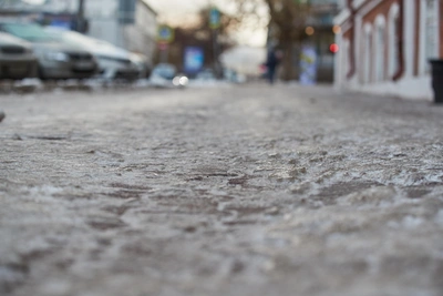 «Хоть ползи»: жалобы на гололед в Новосибирске