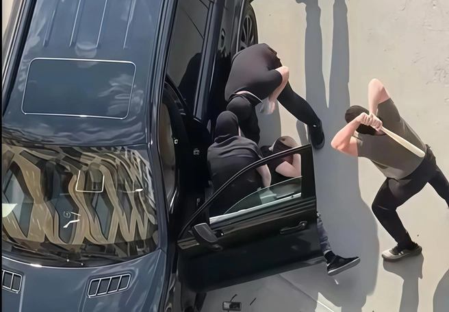 По словам очевидцев, происходящее очень напоминало разборки в 90-е | Источник: Поздняков 3.0 / Телеграм-канал