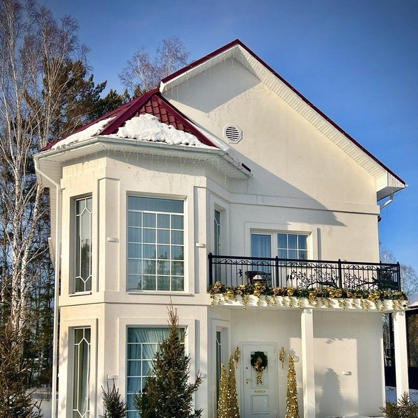 Посмотрите, как красиво сочетается светлый фасад дома с золотым тоном украшений | Источник: Марина Решетняк