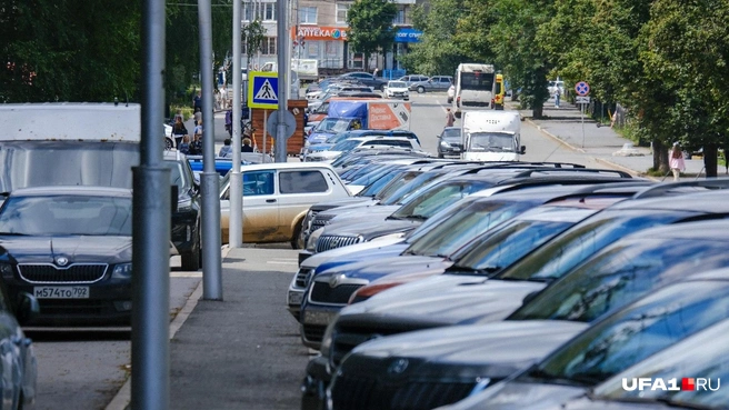 На другой стороне улицы парковаться запрещено, а на этой — пожалуйста | Источник: Булат Салихов / UFA1.RU