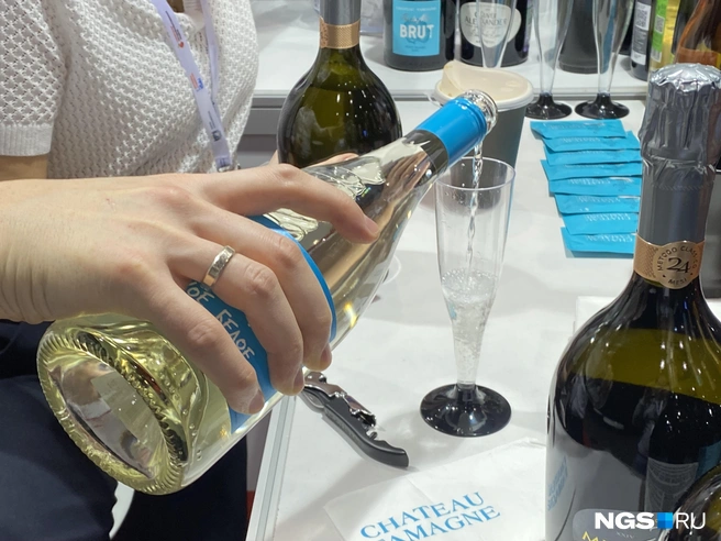 На выставке можно попробовать вино урожая 2025 года | Источник: Стас Соколов / NGS.RU