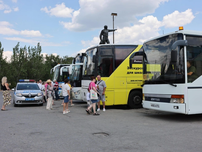 Дети и родители простояли на площади почти два часа в ожидании исправных автобусов | Источник: Алексей Волхонский / V1.RU