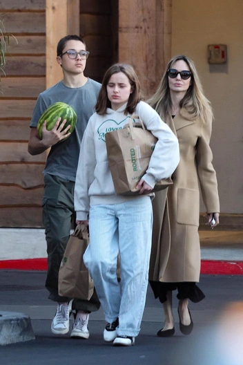 В пальто любимого оттенка: Анджелина Джоли отправилась за продуктами и показала подросших детей | marieclaire.ru