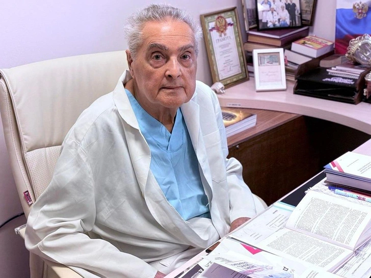 В 7.30 уже на работе: хирург с 60-летним стажем рассказал, как оставаться в форме до 85 лет | Источник: «Доктор Питер»