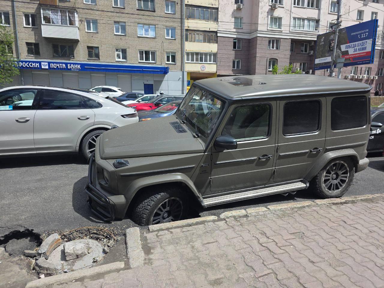 «Гелендваген» известного бизнесмена провалился в асфальт в центре Новосибирска