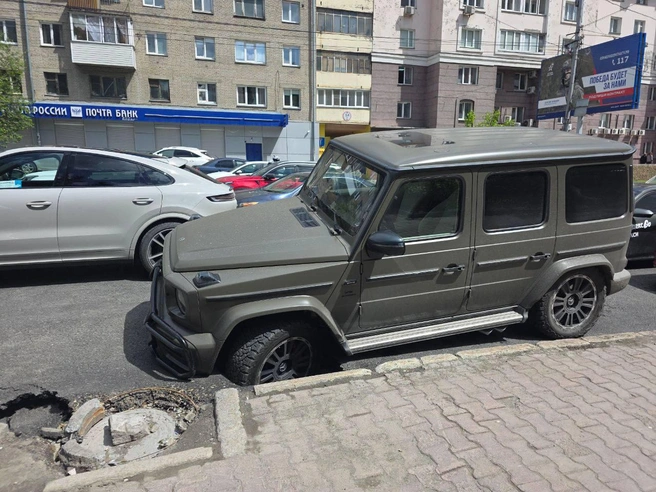 Асфальт провалился рядом с отелем «Азимут» | Источник: читатель НГС