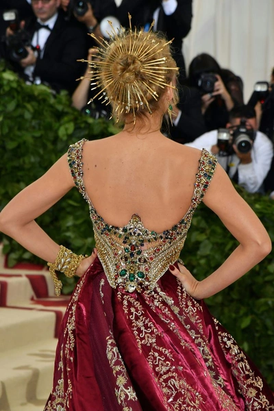 Ничего себе! Платье Блейк Лайвли для Met Gala 2018 шили целых...